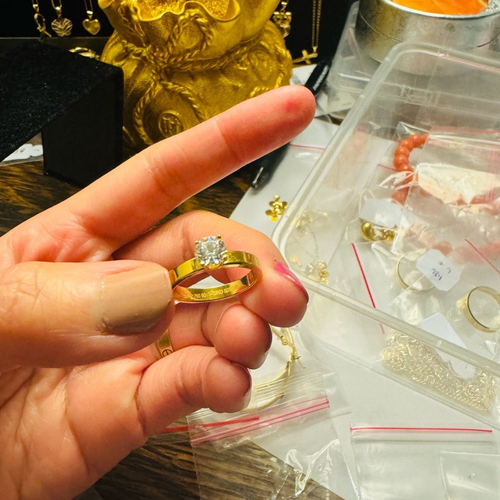 18K Saudi Gold Solid Ring with stone 5.5 size Has Stamp 750 means 18K